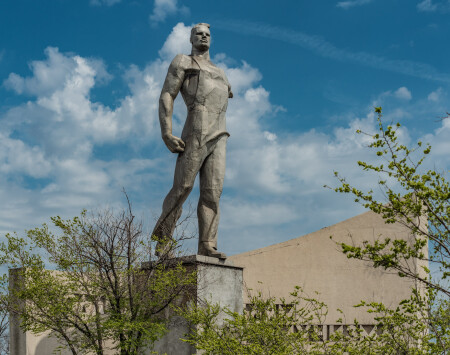 Памятник строителям коммунизма