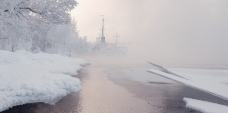 Спят в морозы коробли