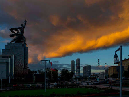 Скульптура В. Мухиной "Рабочий и колхозница" на закате