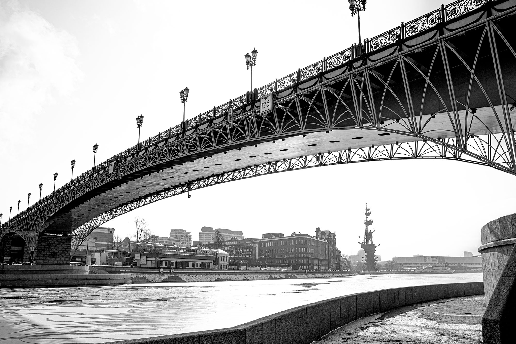 Патриарший мост на фоне памятника Петру 1