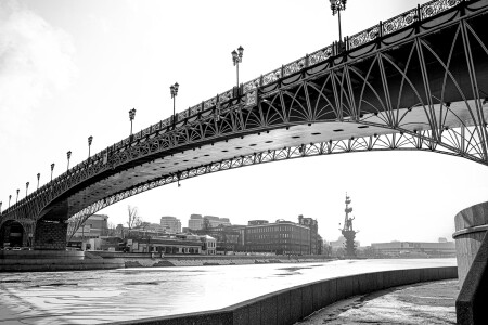 Патриарший мост на фоне памятника Петру 1
