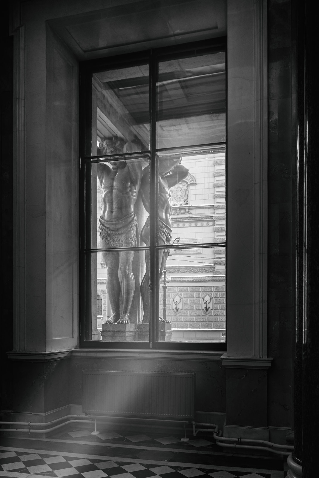 Когда на сердце тяжесть. И холодно в груди, К ступеням Эрмитажа...