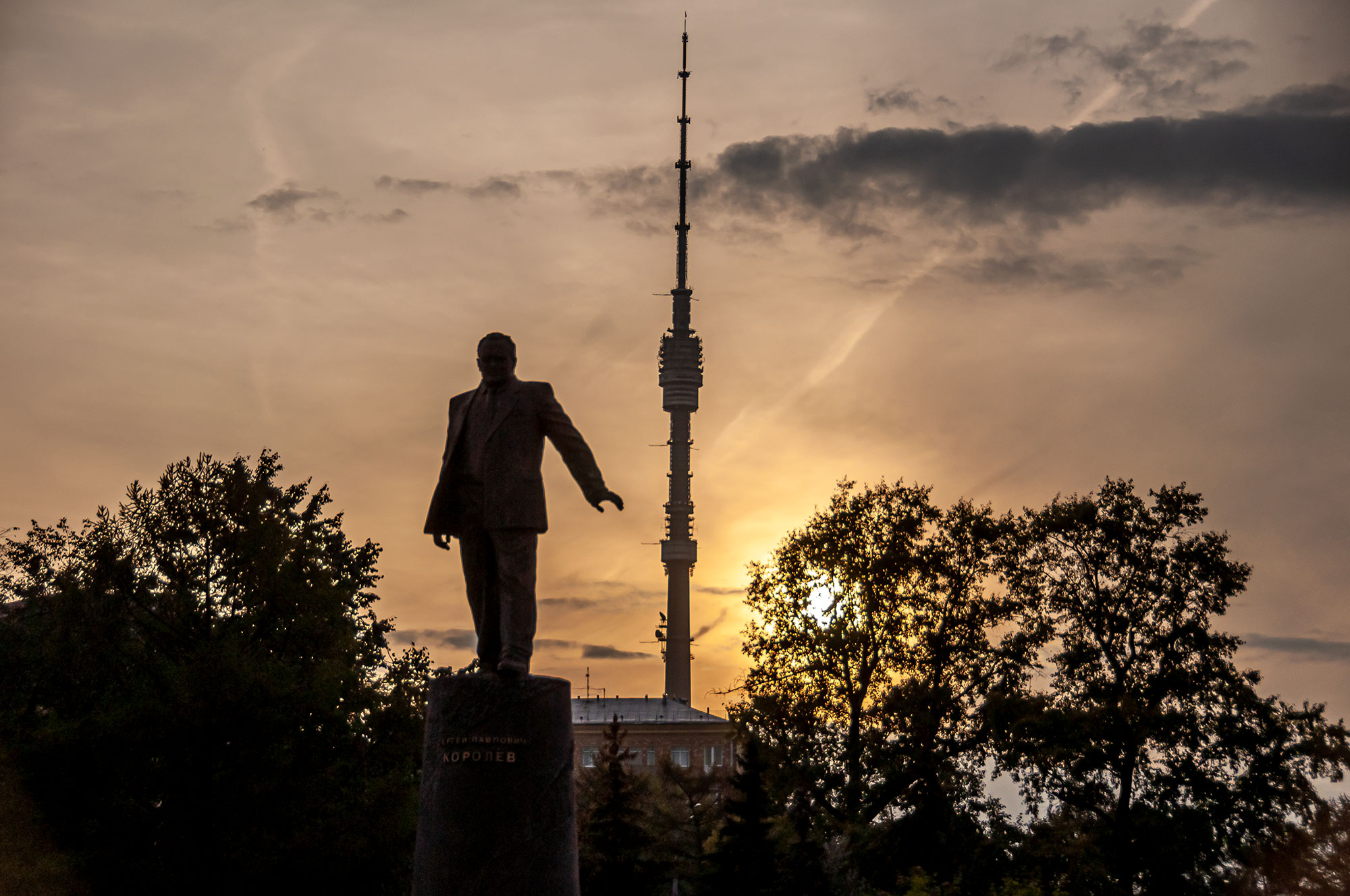 Памятник Сергею Павловичу Королеву на фоне останкинской телебашни