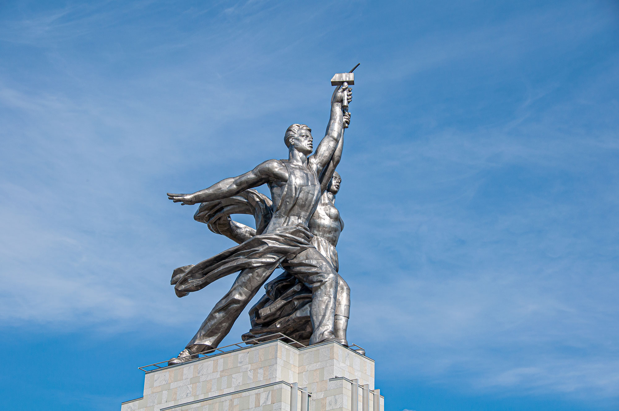 Скульптура В. Мухиной "Рабочий и колхозница"