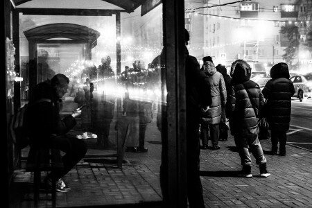 На остановке