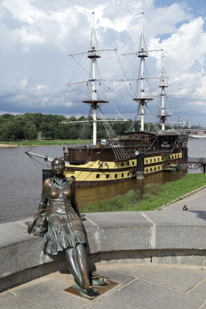 Уставшая туристка