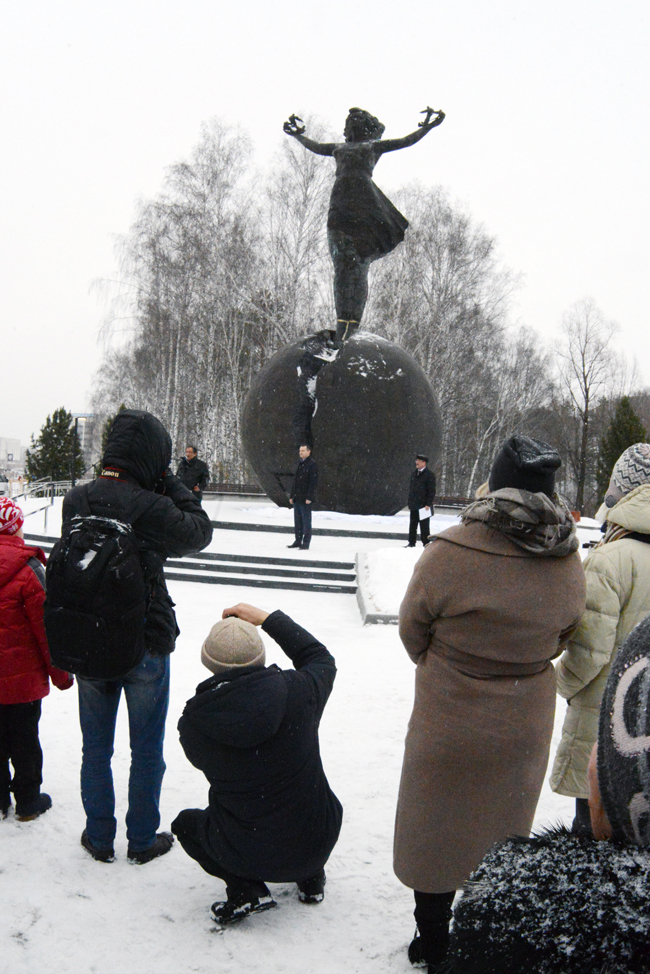 Девушка на шаре. Наукоград Кольцово.