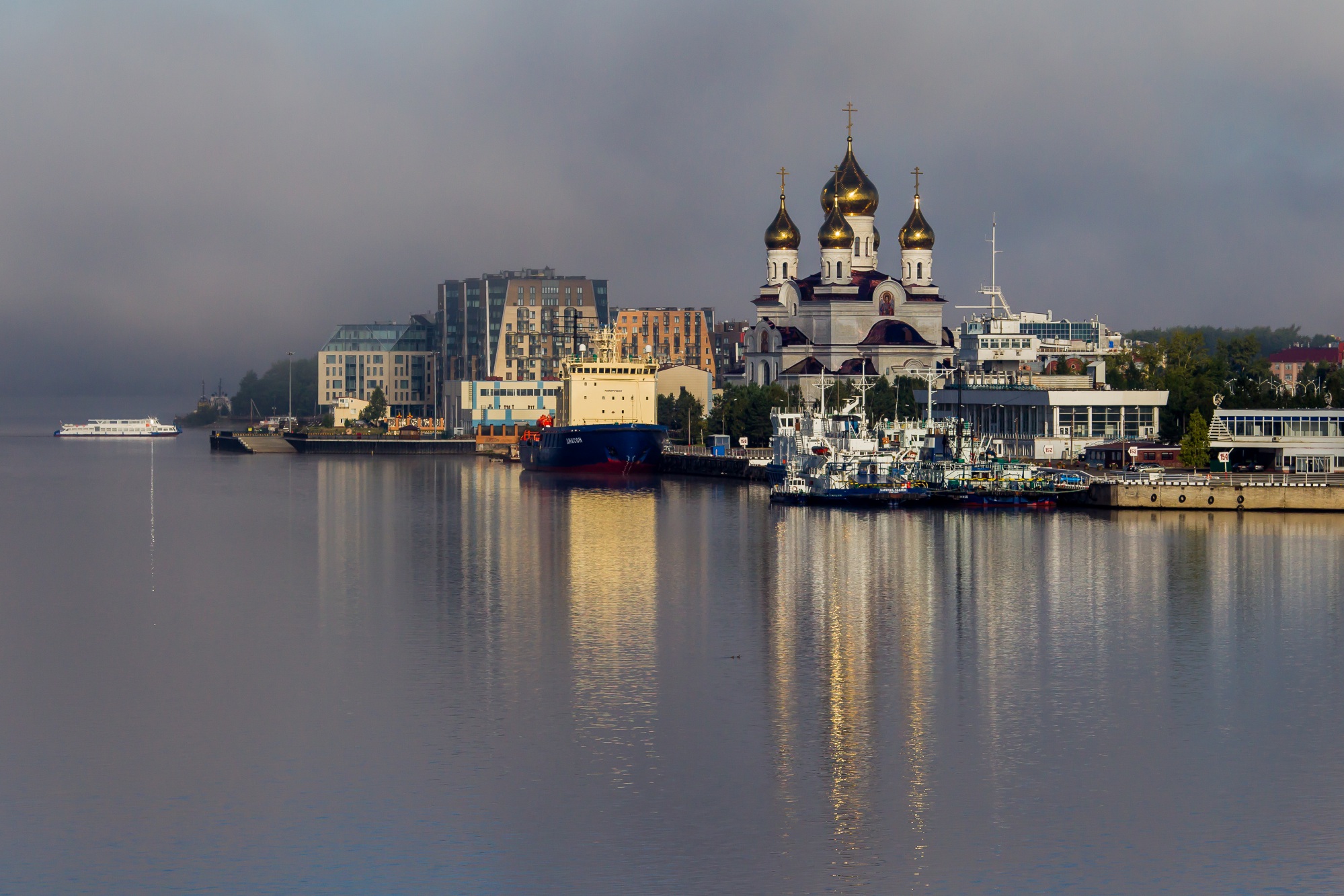 "Вид на Михаило-Архангельский собор и Морской-речной вокзал - символы города Архангельска"