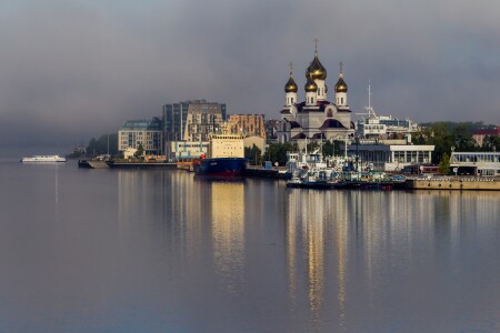 "Вид на Михаило-Архангельский собор и Морской-речной вокзал - символы города Архангельска"