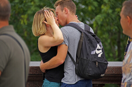 В людном месте