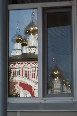 А из нашего окна церковь красная видна...