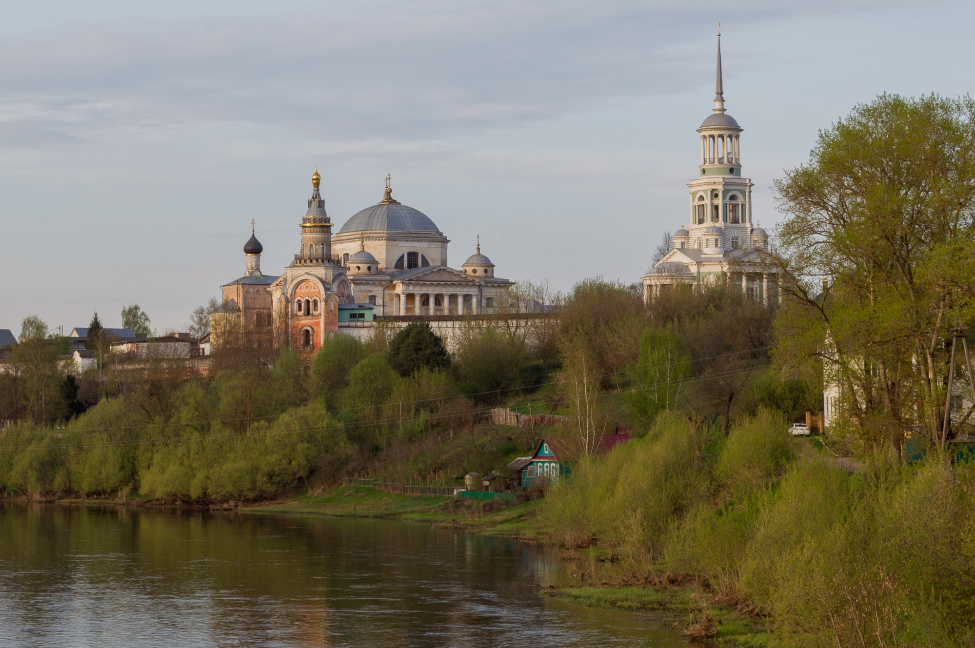"Вид на Новоторжский Борисоглебский мужской монастырь - символ города Торжка, Тверская область"