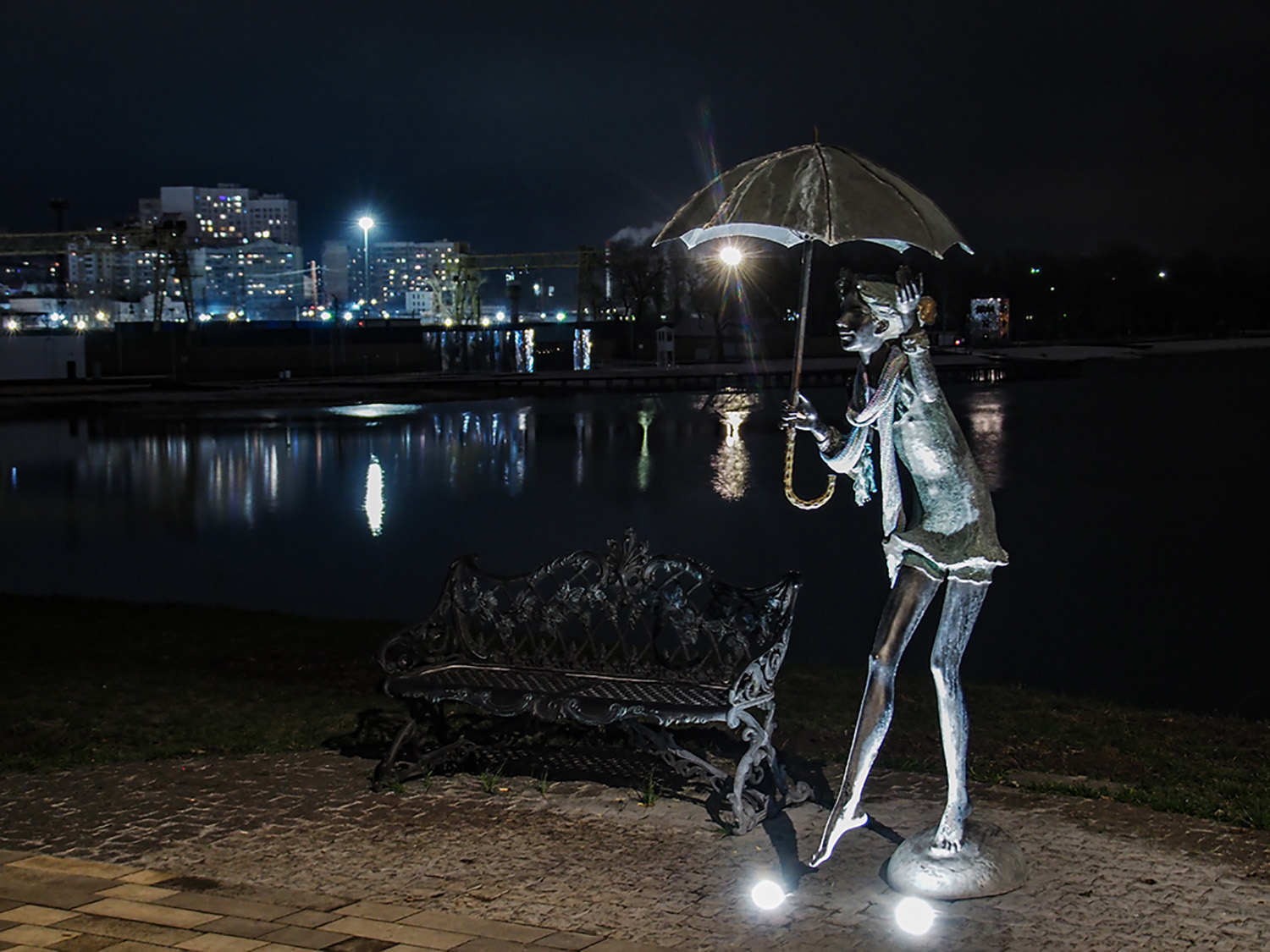 Скульптура девочки с зонтиком на набережной «Берега» в Белгороде. 