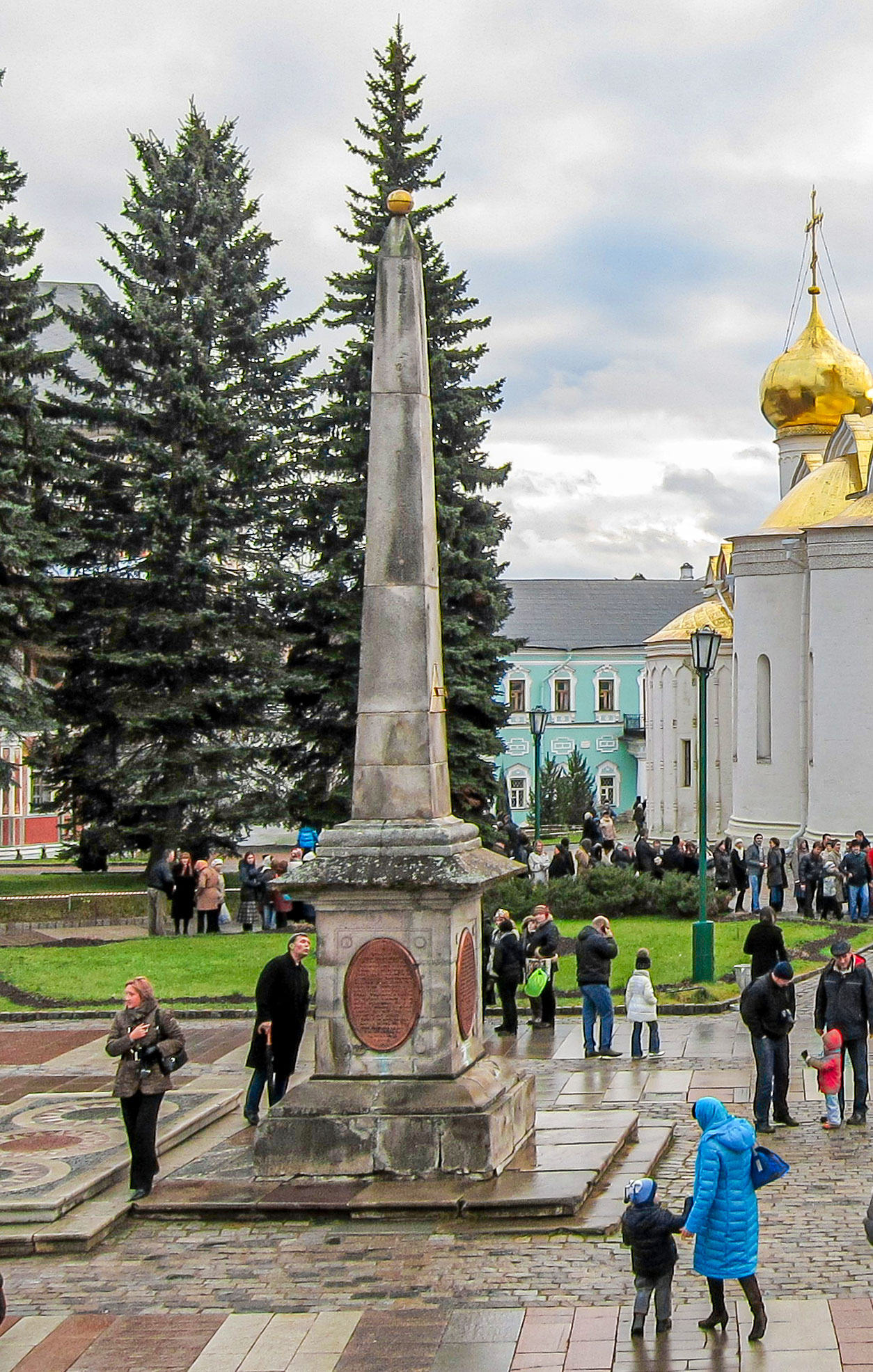 Обелиск с солнечными часами. Троице-Сергиев монастырь