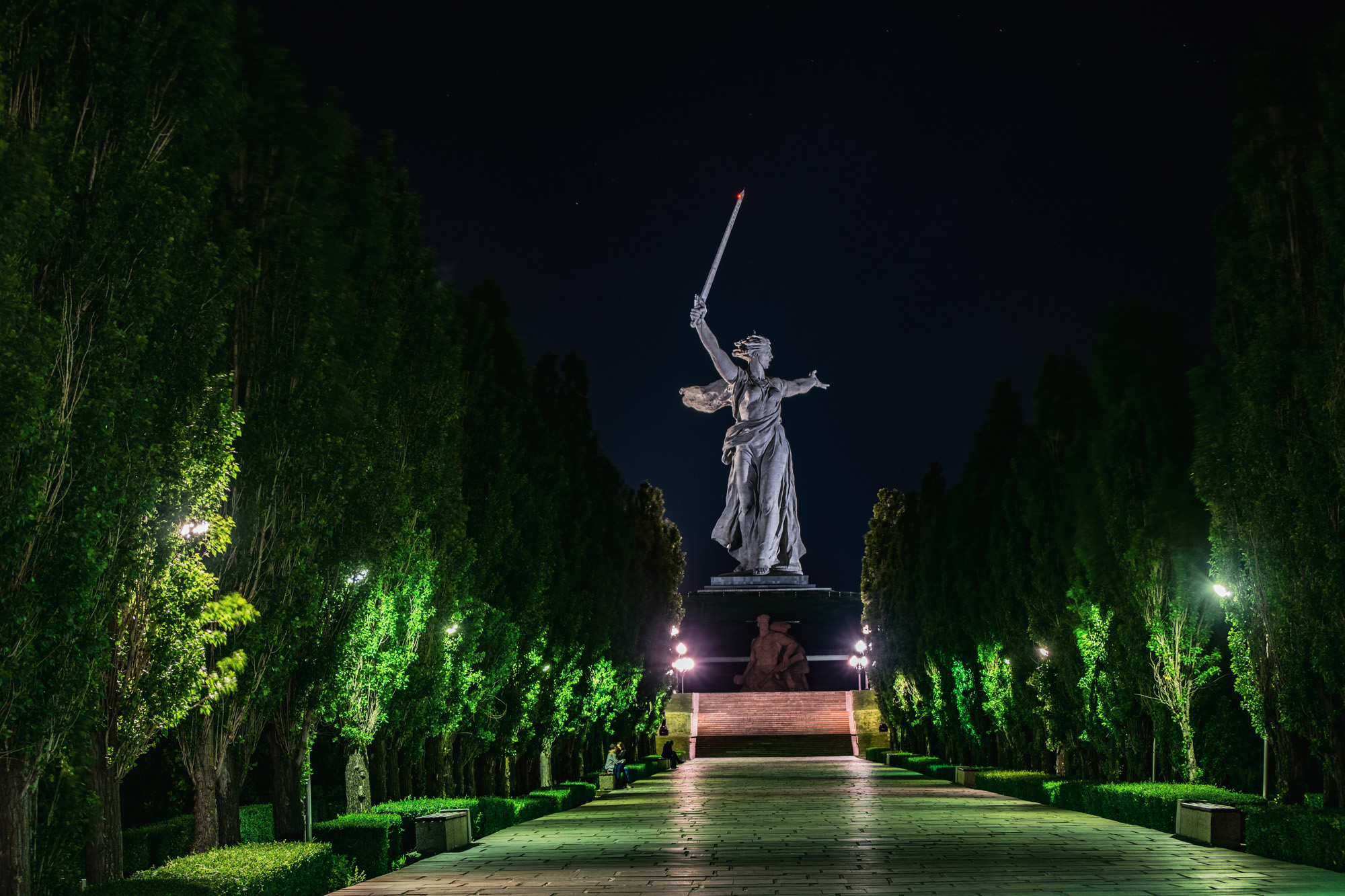 На Мамаевом кургане тишина...