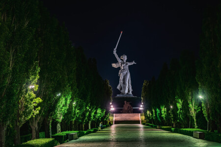 На Мамаевом кургане тишина...