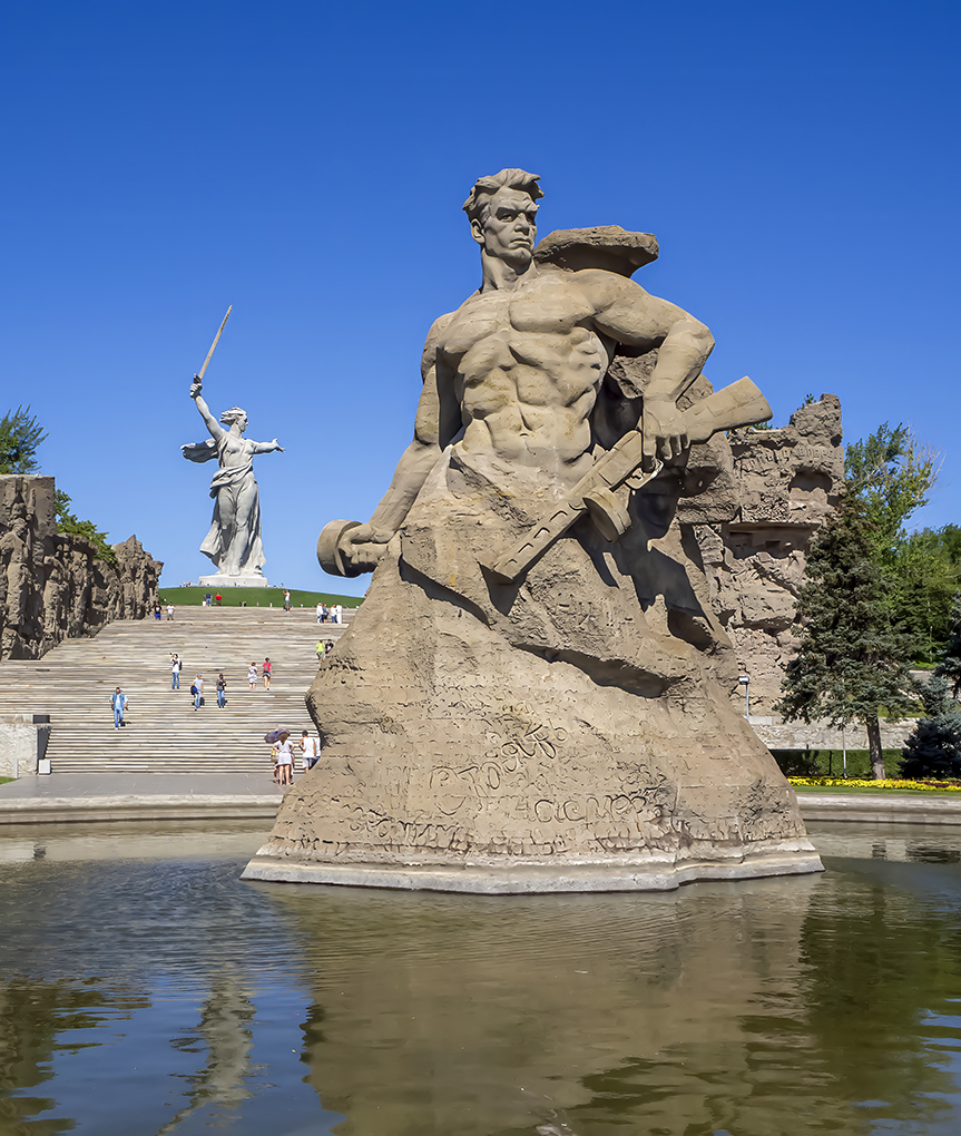 Родина-Мать зовет.