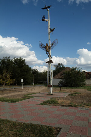 памятник мифическому герою Икару в городе авиаторов - Ахтубинске столице военной авиации
