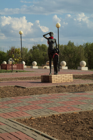памятник молодой жене с сыном. ждущей возвращения своего мужа и отца из испытательного полета