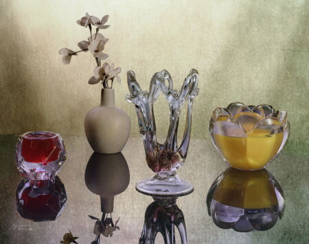 В стеклянном отражении.