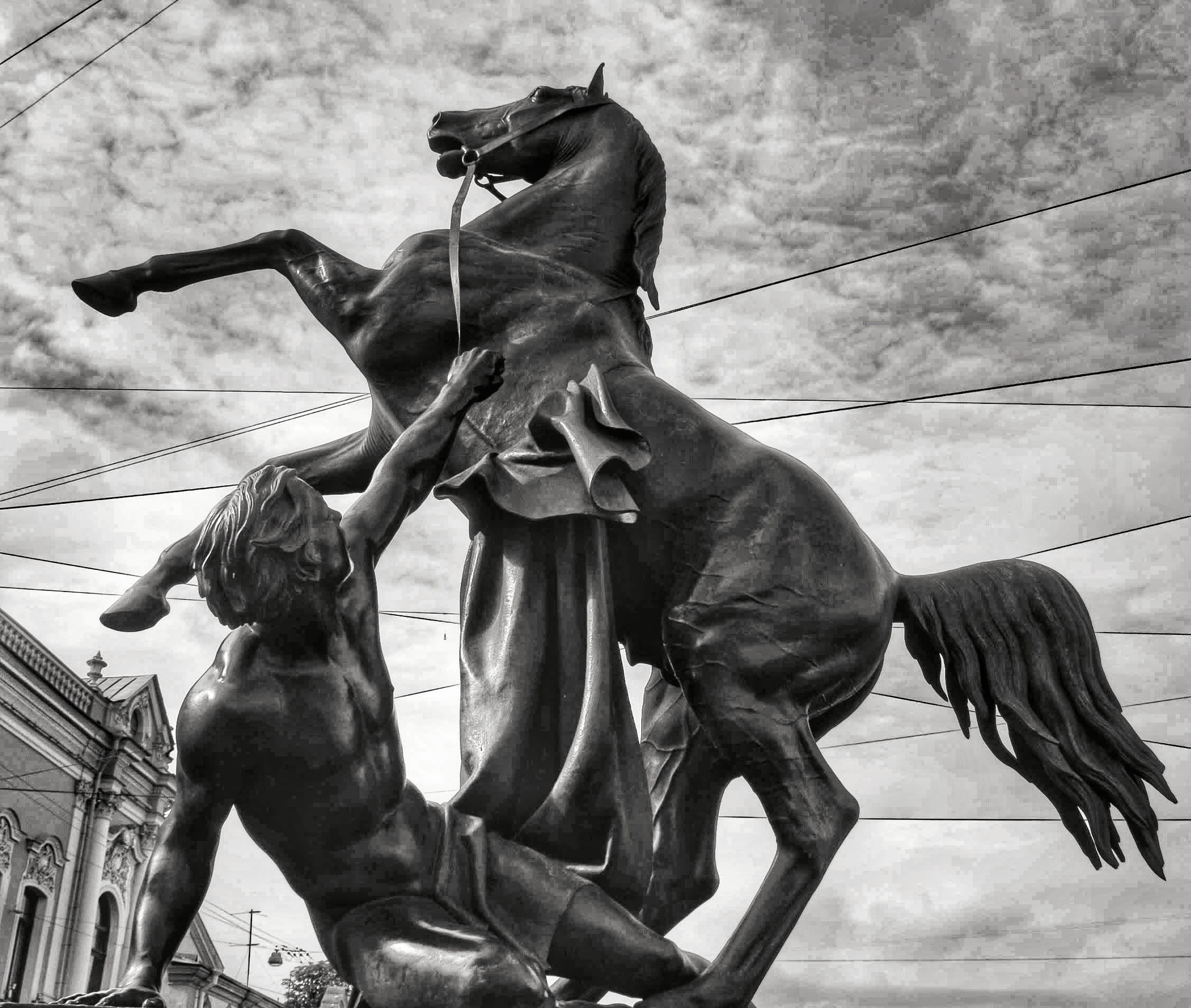 Вот и Аничков мост, где несчастных коней По приказу царя так жестоко взнуздали… Я хотел бы спросить этих сильных людей: «Вы свободу держать под уздцы не устали?» © А. Розенбаум