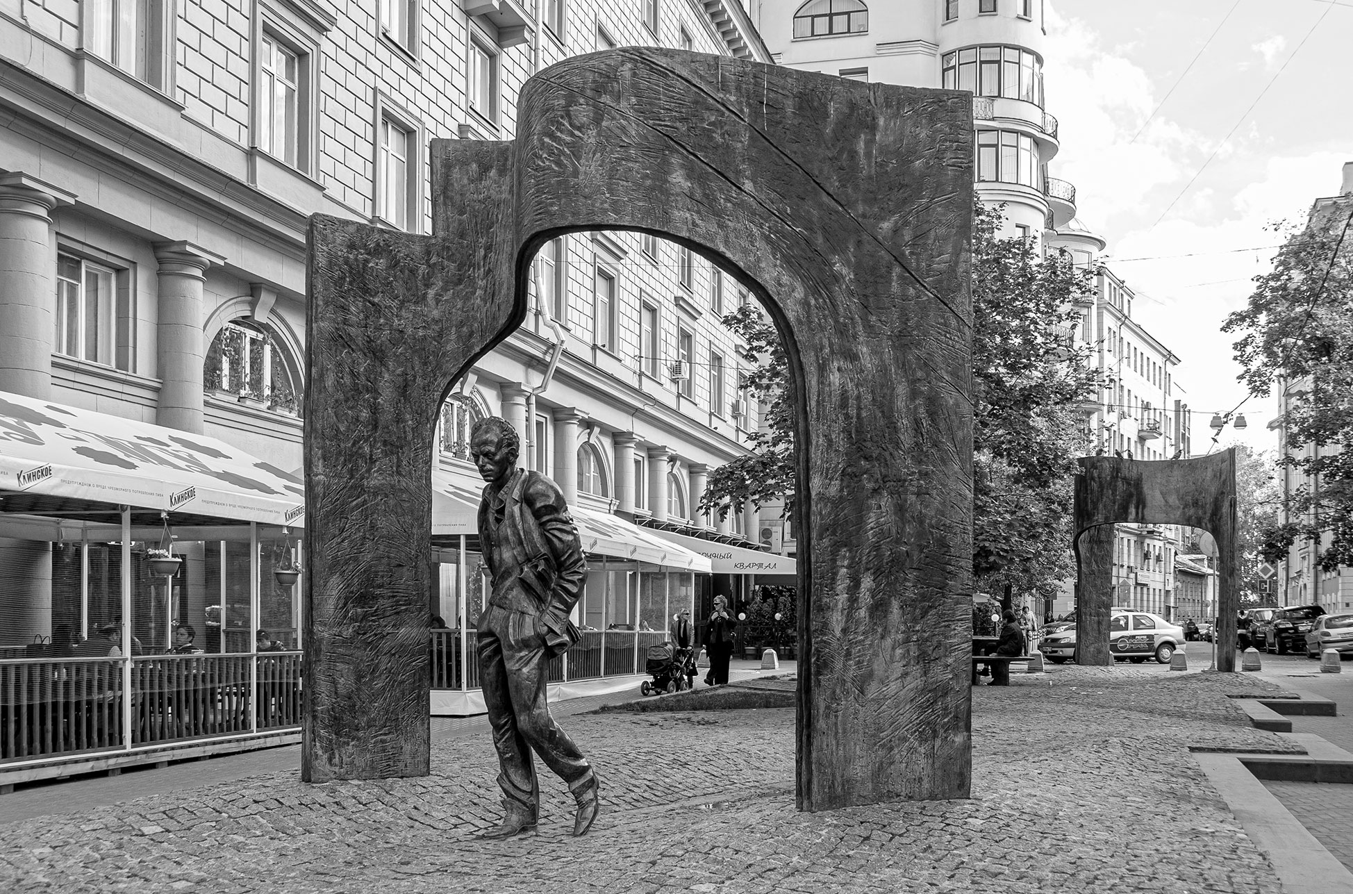 Памятник Булату Окуджаве на Арбате