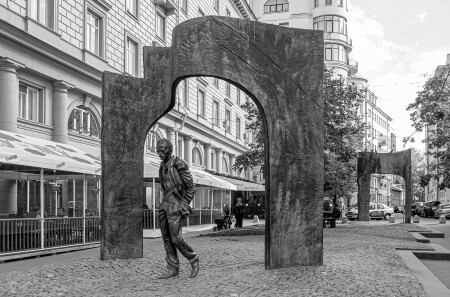 Памятник Булату Окуджаве на Арбате
