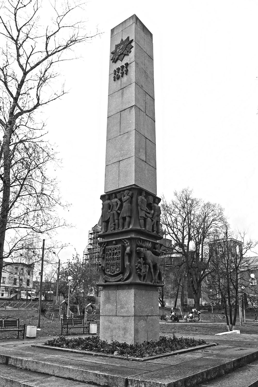 Памятник 200 летия основания города Луга