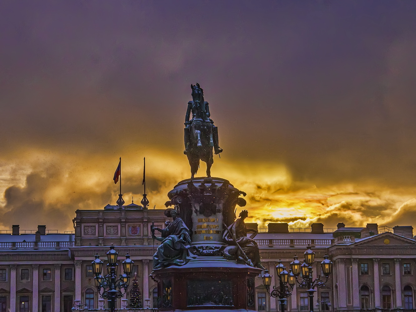 Кипело небо.