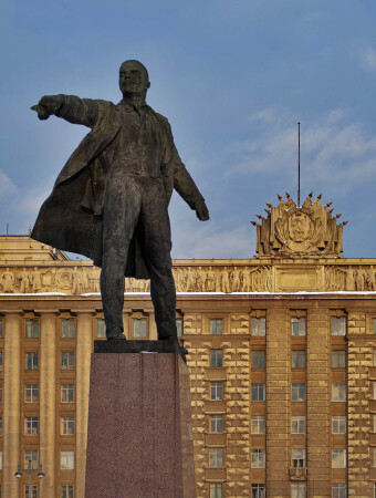 Памятник Ленину на Московской площади в Петербурге