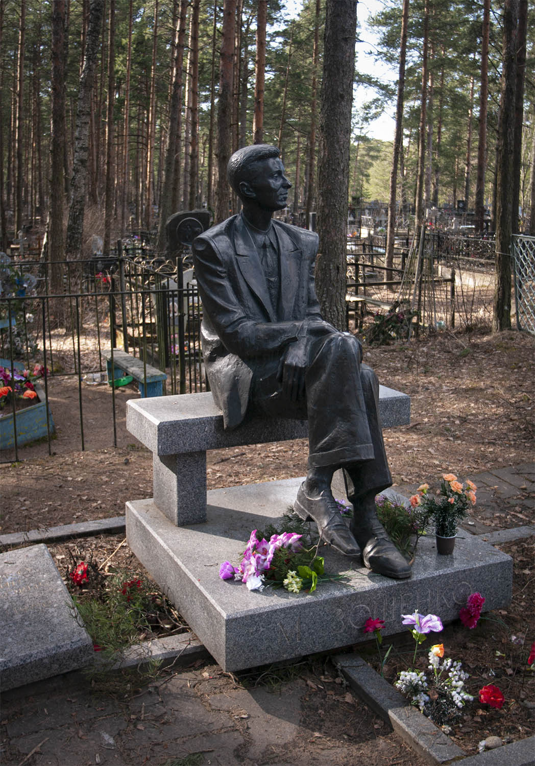 Сестрорецк. Памятник на могиле Зощенко.