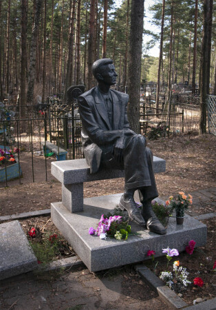 Сестрорецк. Памятник на могиле Зощенко.