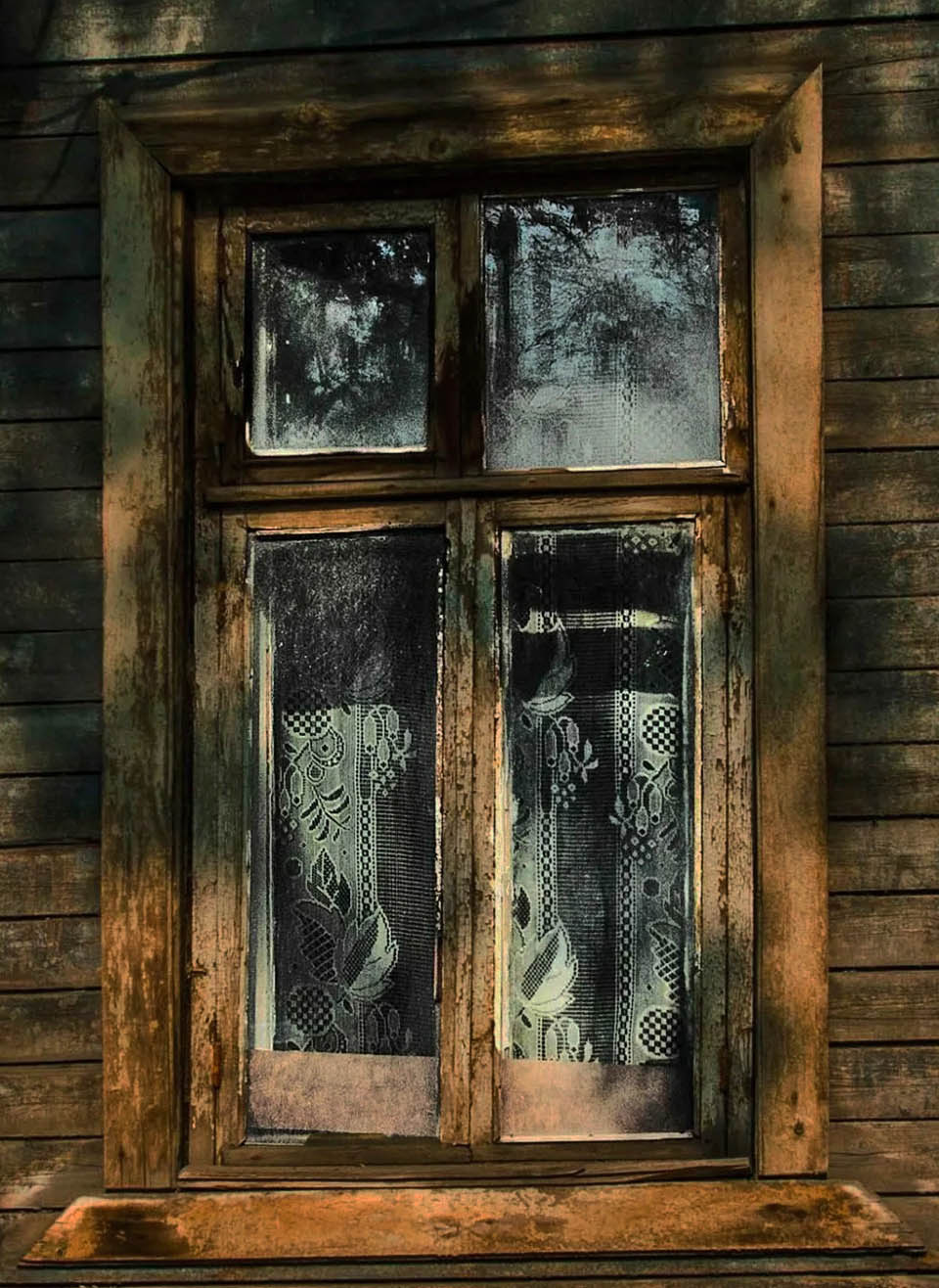 Окно барака с тюлем...