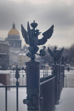 Орел, трехглавый и трехкрылый