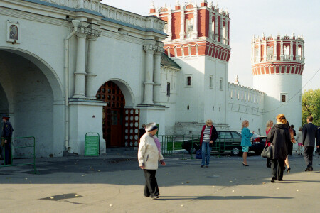 У стен монастыря