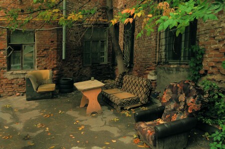 Старый дом с креслами...