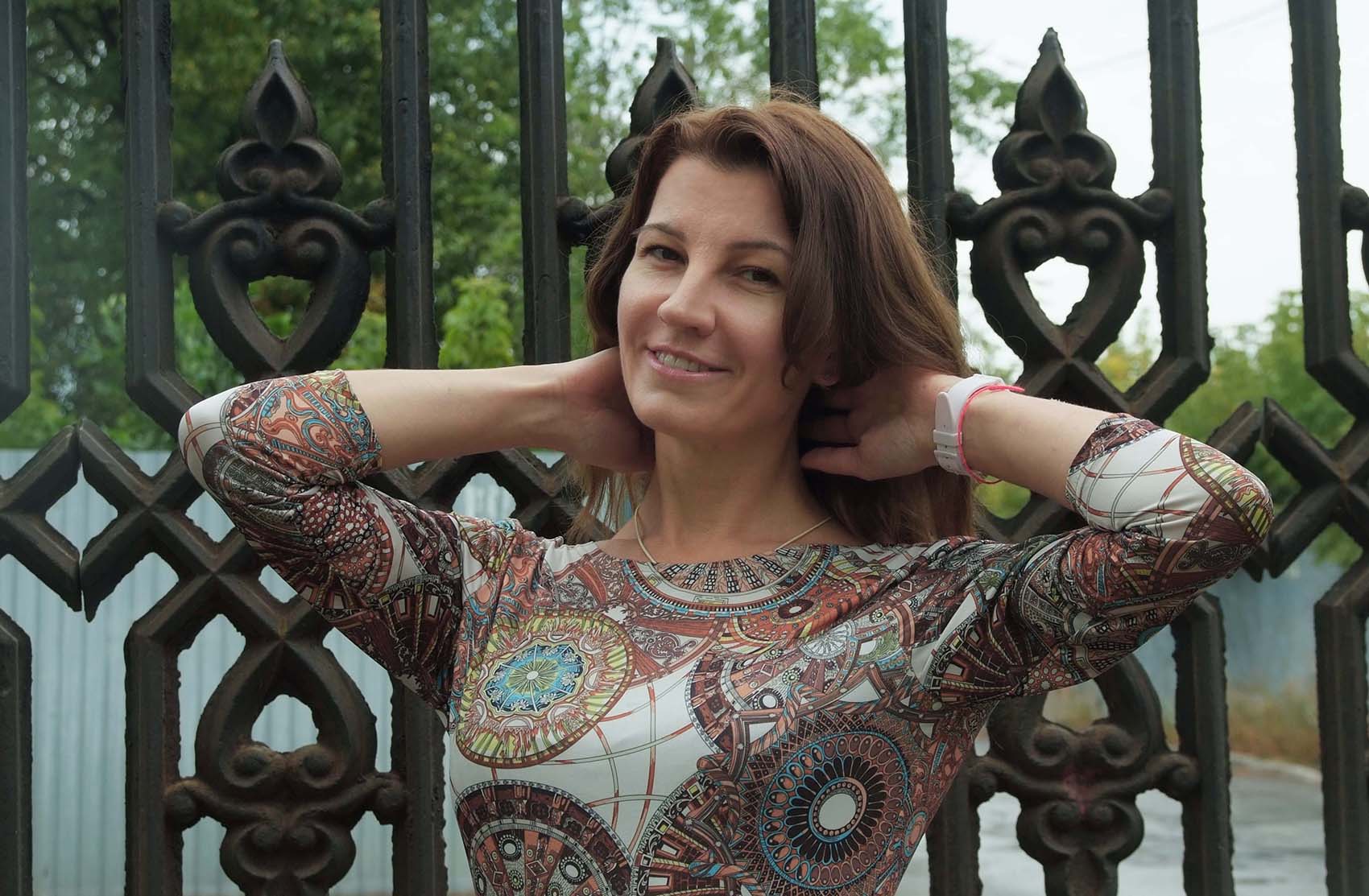 У решётки...