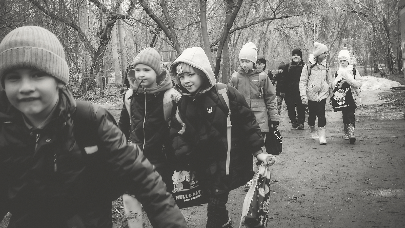 Не отставать,...