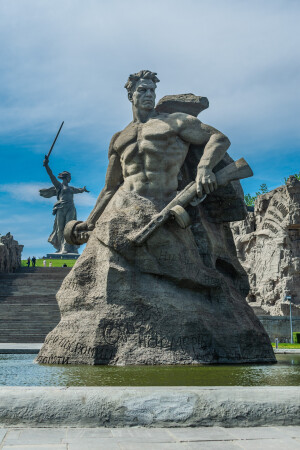 За Волгой для нас земли нет!