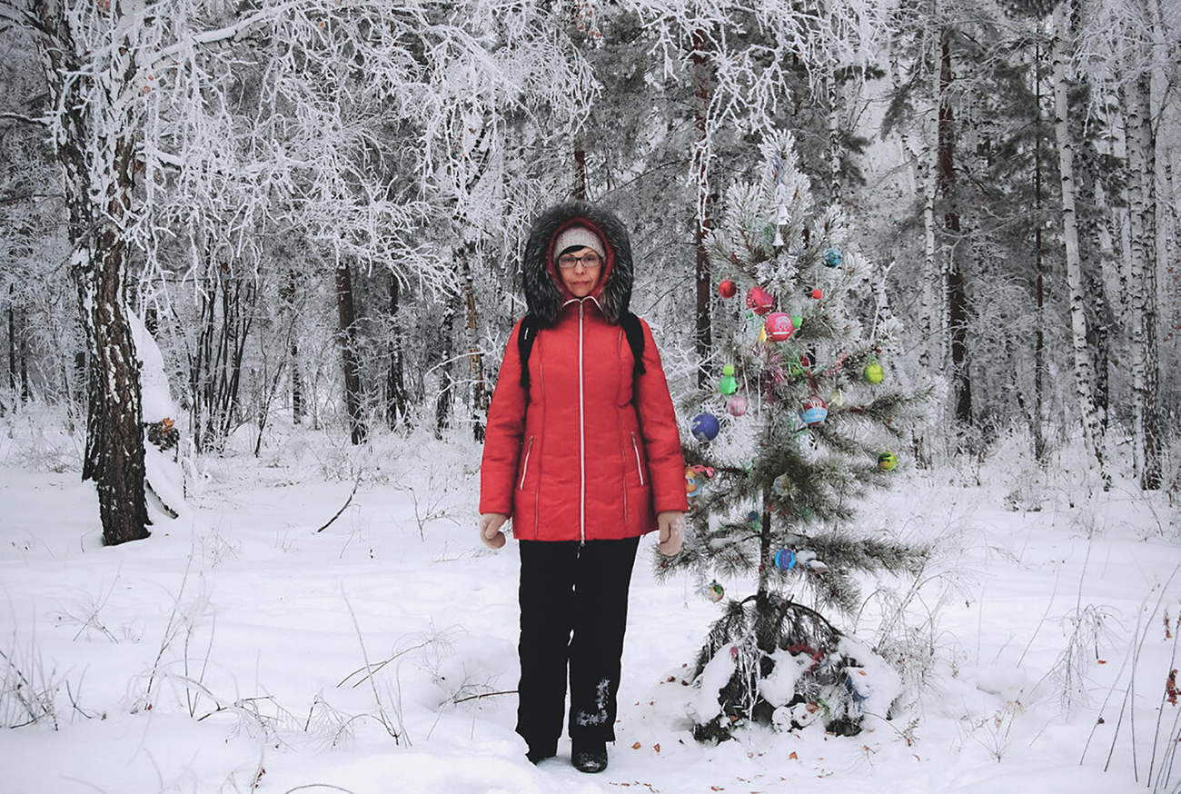 И вот ты здесь, нарядная,...