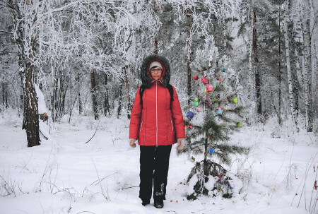 И вот ты здесь, нарядная,...