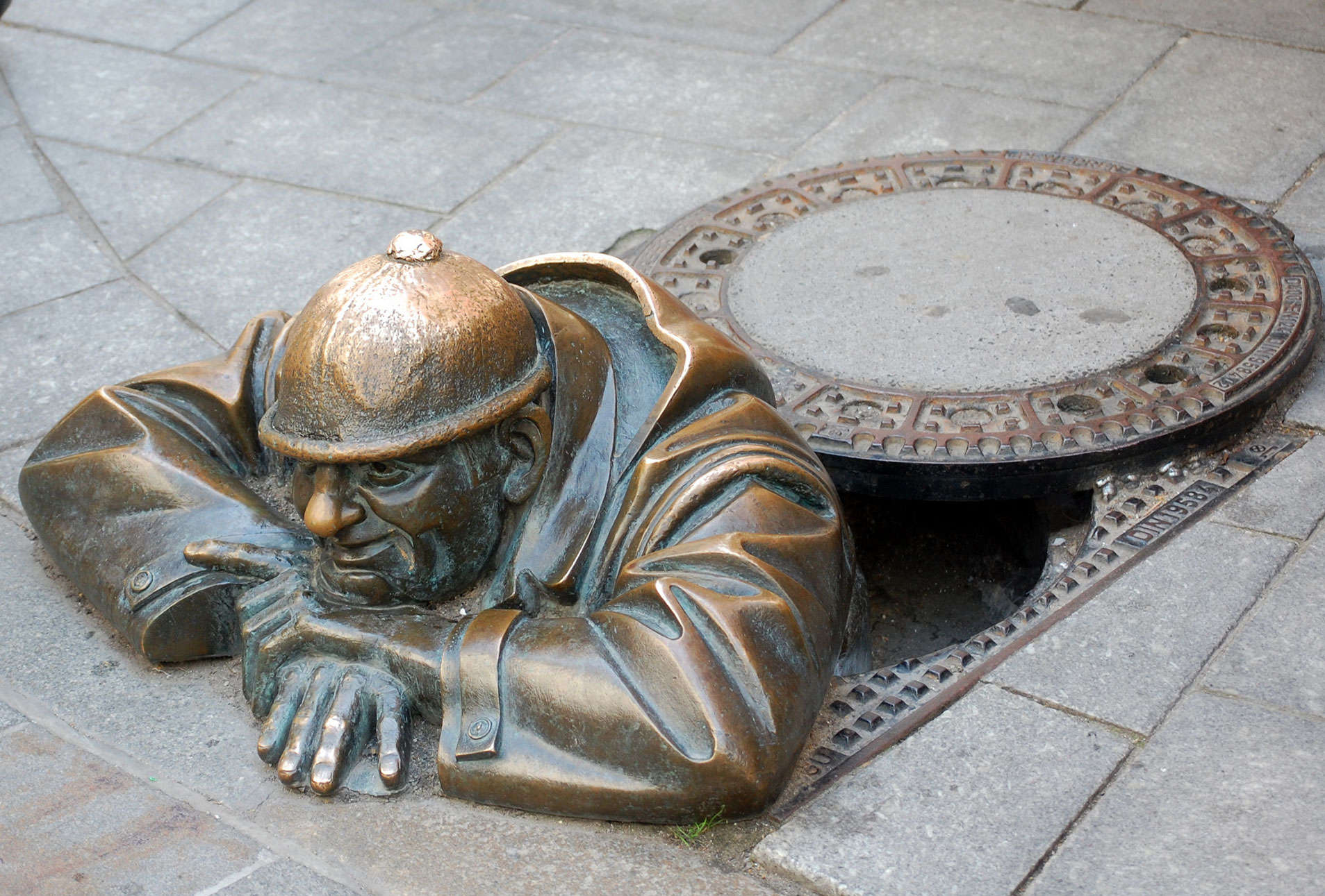 Памятник водопроводчику