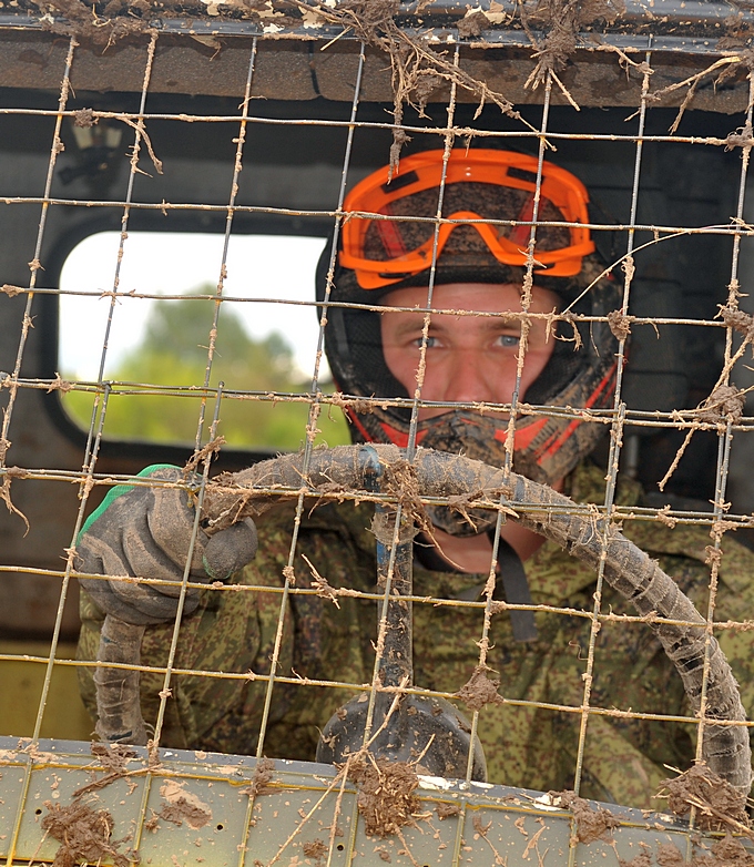 Сижу за решёткой в машине крутой... ))