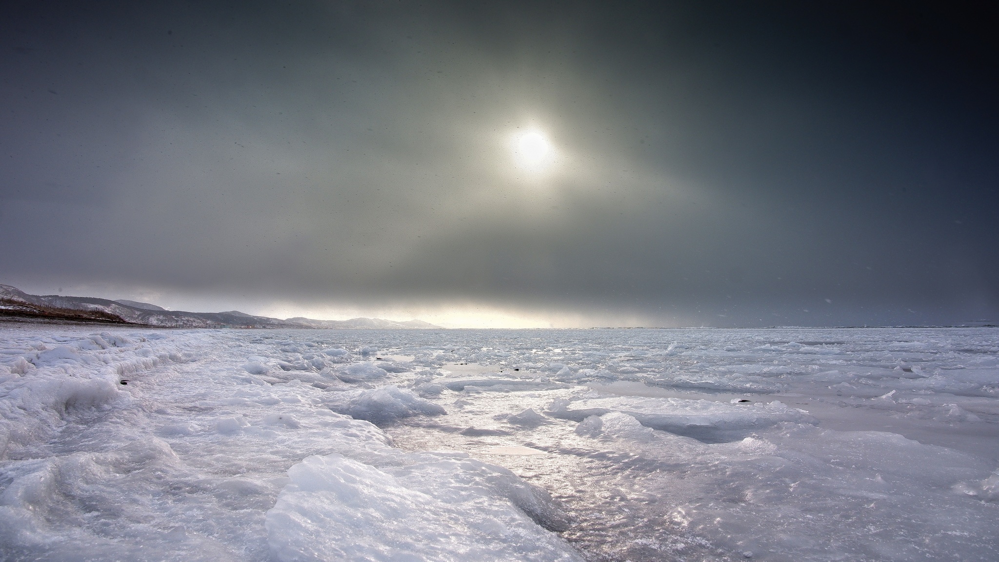 по ледяному берегу