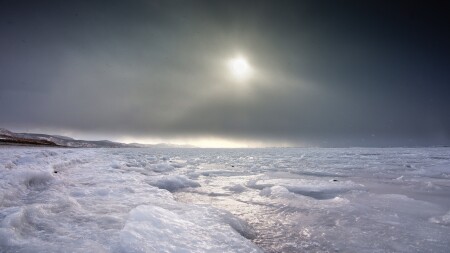 по ледяному берегу