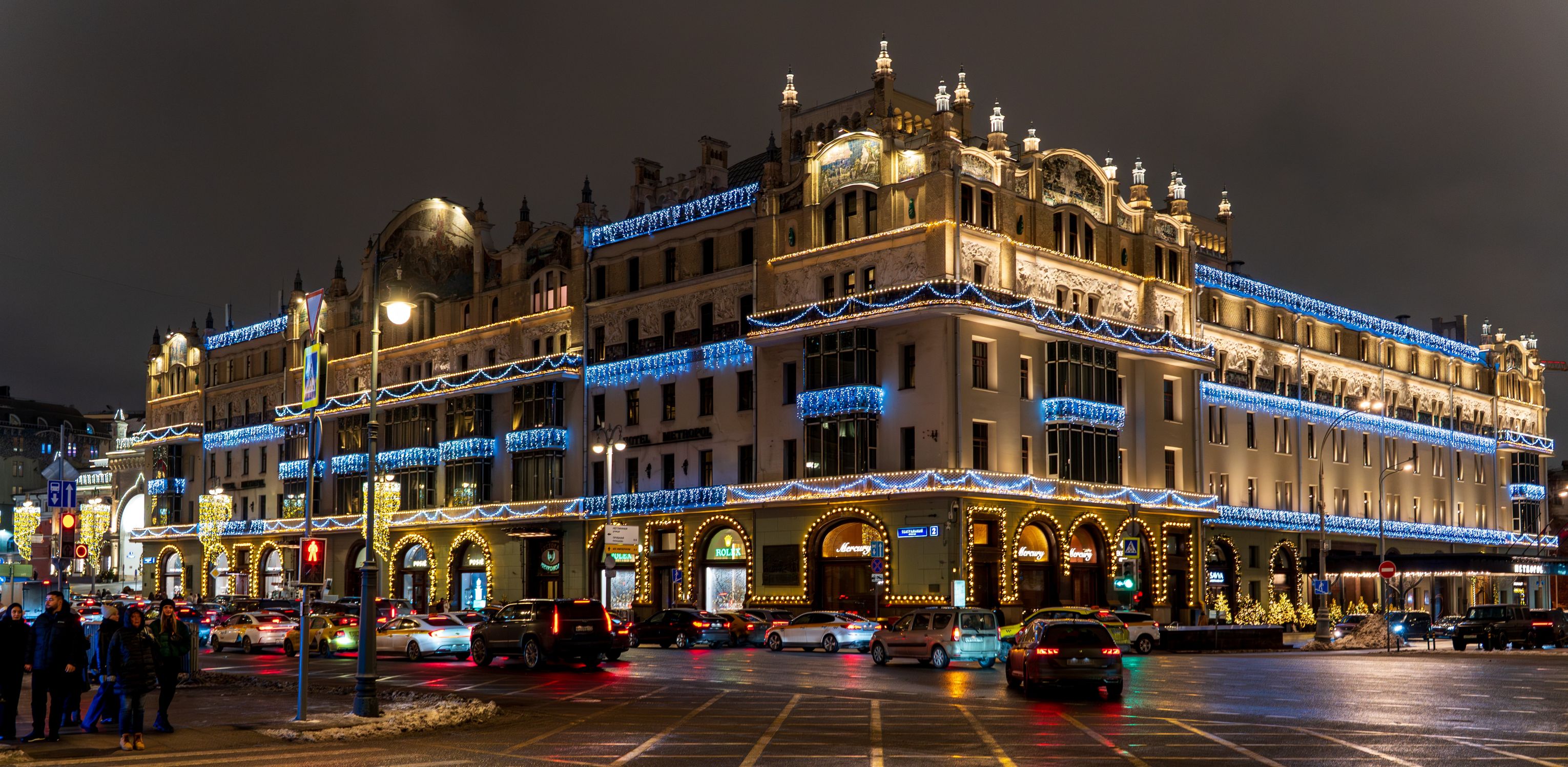 Метрополь зимним вечером