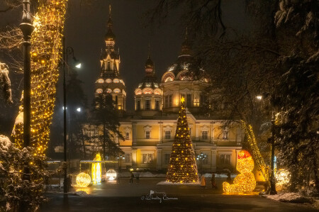 Один зимний вечер из жизни Вознесенского собора, окутанного тёплым светом... 