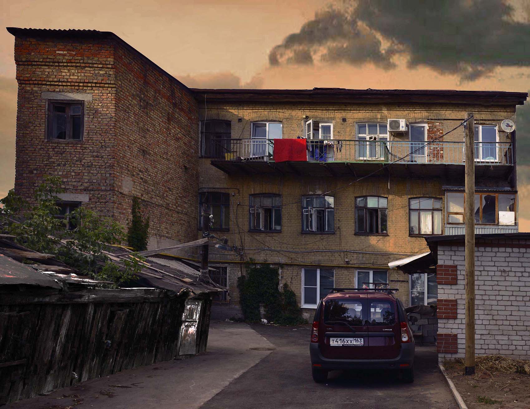 Дом с красным одеялом на балконе...