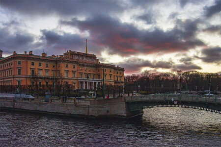 Облака на Инженерным (Михайловским) замком.