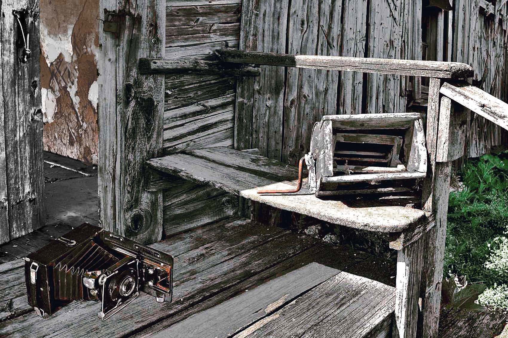 Маслобойка и фотоаппарат в заброшенном доме...
